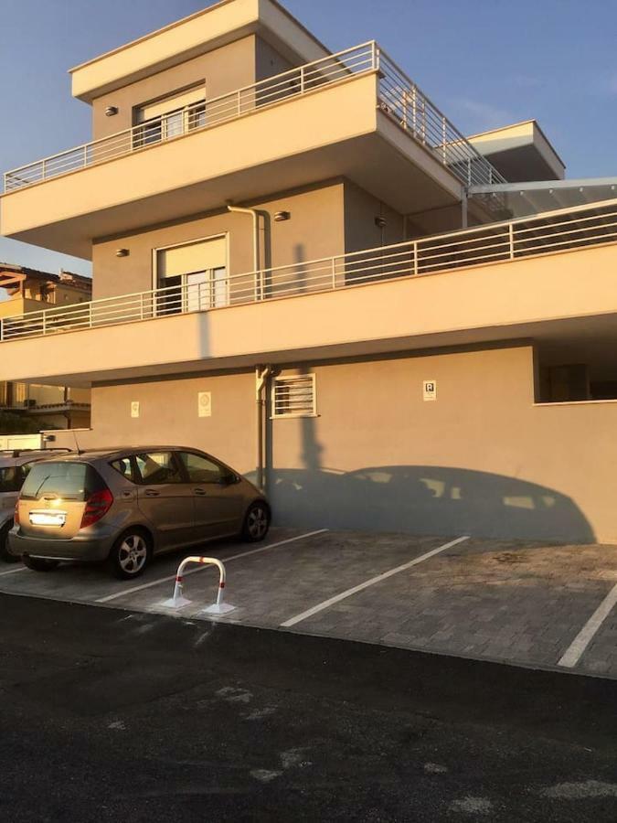 菲乌米奇诺Sunset House公寓 外观 照片